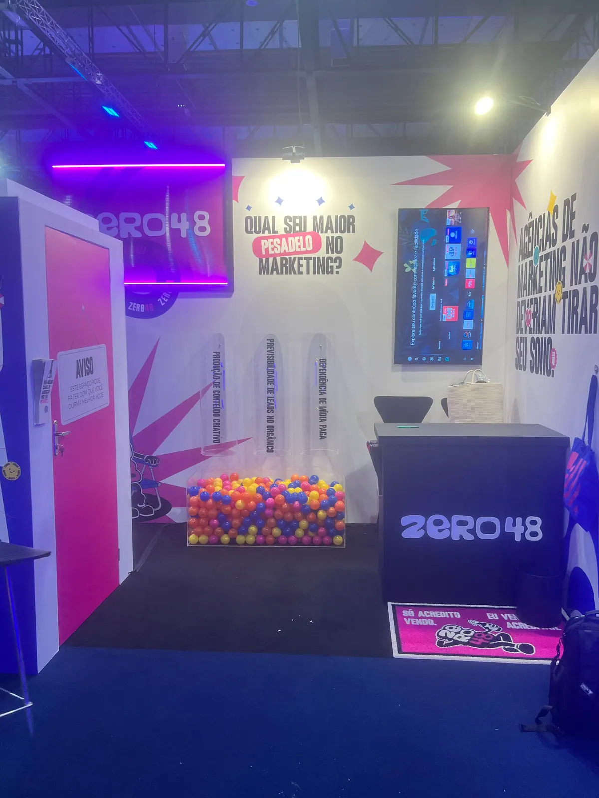 Stand da Zero48 com urnas de acrílico e bolinhas coloridas — foto 1