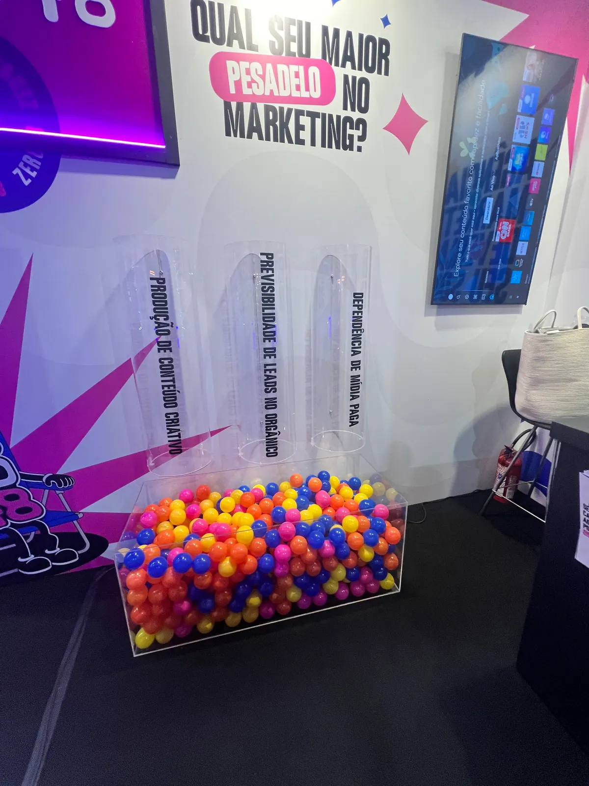 Stand da Zero48 com urnas de acrílico e bolinhas coloridas — foto 2