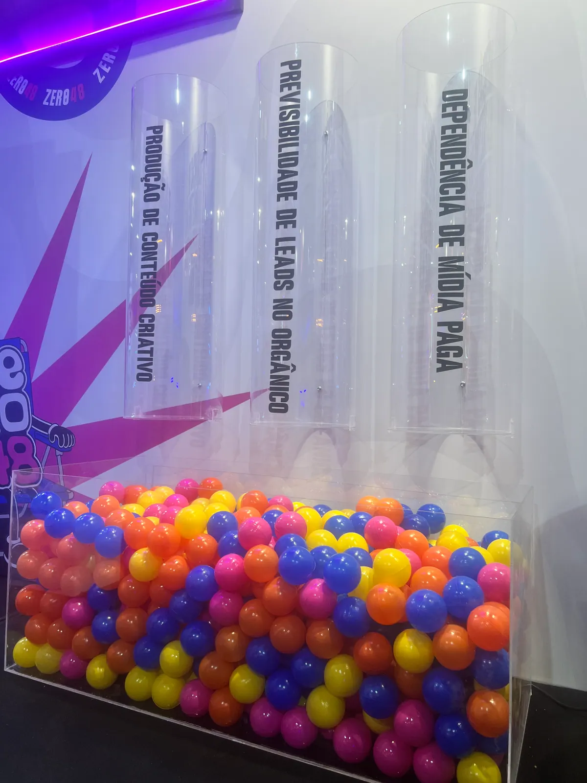 Stand da Zero48 com urnas de acrílico e bolinhas coloridas — foto 3