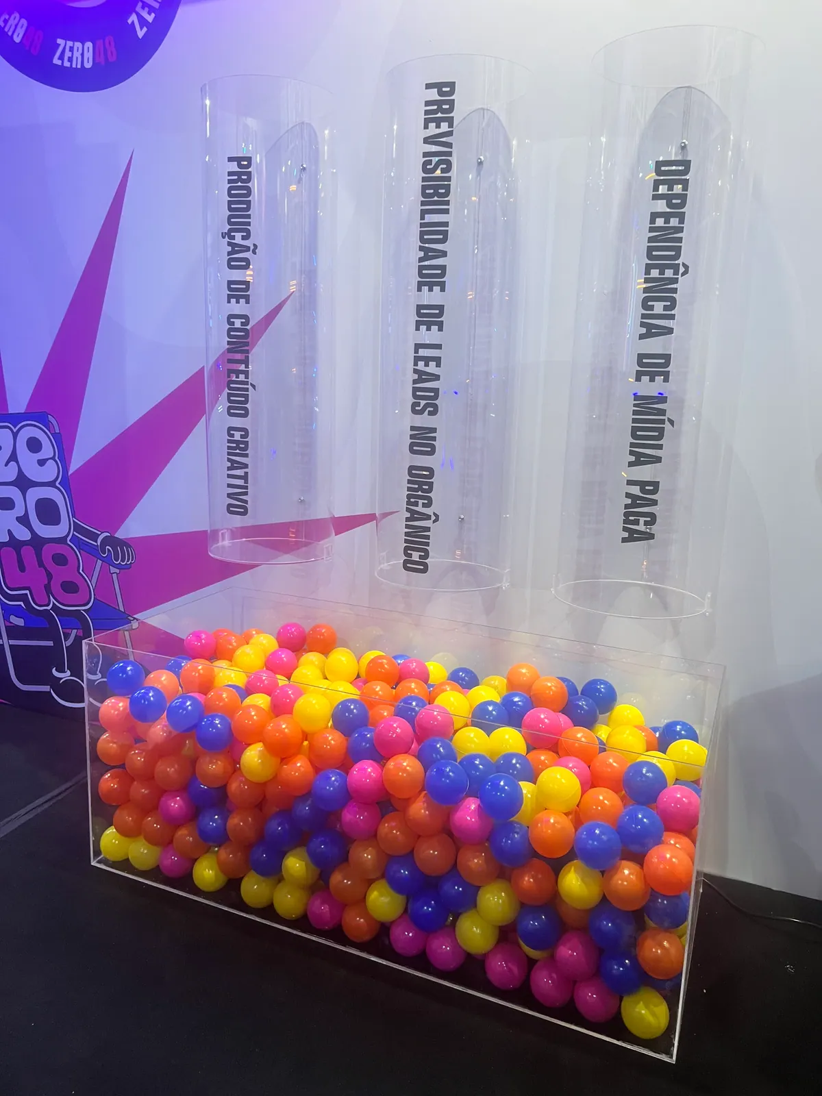 Stand da Zero48 com urnas de acrílico e bolinhas coloridas — foto 4