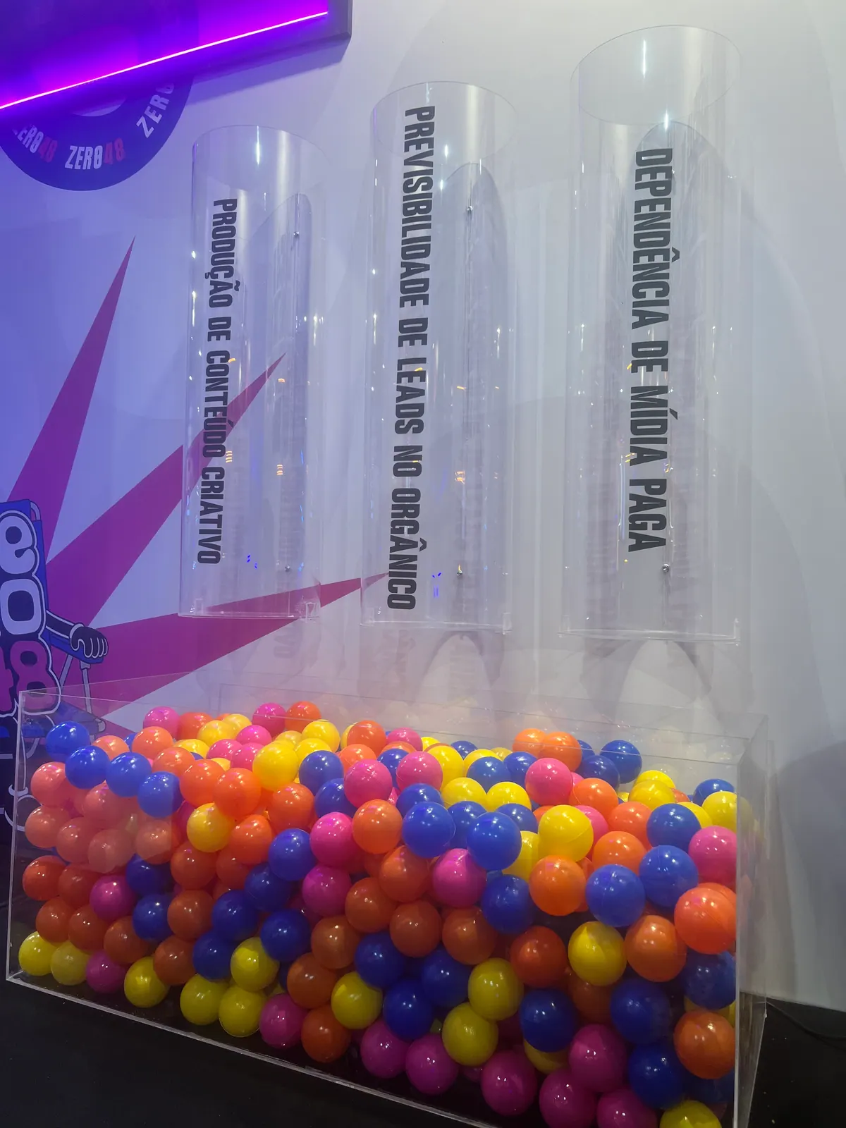 Stand da Zero48 com urnas de acrílico e bolinhas coloridas — foto 5